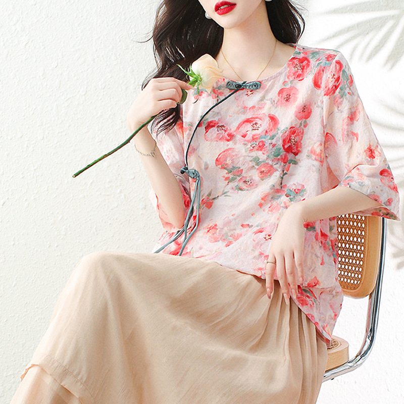 Summer retro T-shirt with a round collar