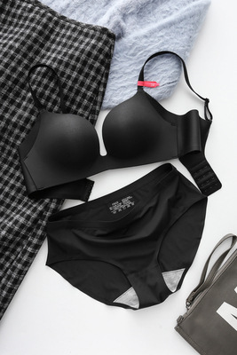 Japanese comfortable bra set without rims, push-up, traceless, glossy side breast-retracting girl underwear, women's three-button