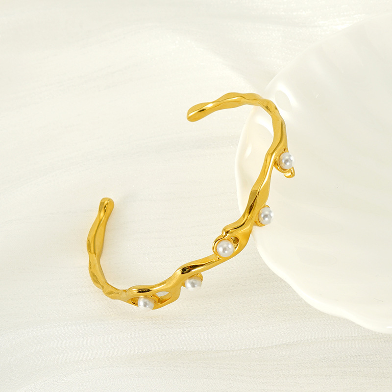 2024 nuevo lujo ligero INS temperamento 18K oro perla diseño personalidad de moda pulsera de acero de titanio mujer fábrica directa