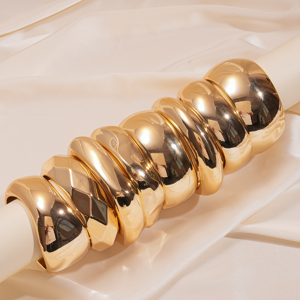 Europa y los Estados Unidos transfronterizos acrílico geométrico redondo cuadrado brazalete de corte simple personalidad exagerada nicho de alta sensación joyería image 5