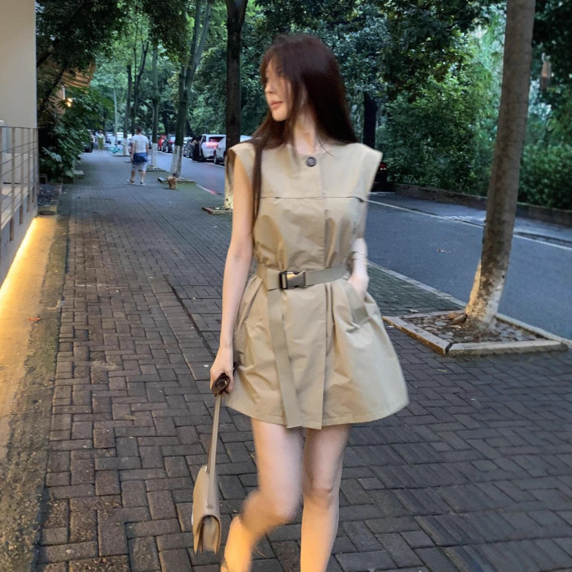2026년 여름 신상품, 프렌치 레트로 카키색, 우아한 디자인, 허리를 잘록하게 만들어주는 슬림핏 민소매 셔츠 원피스