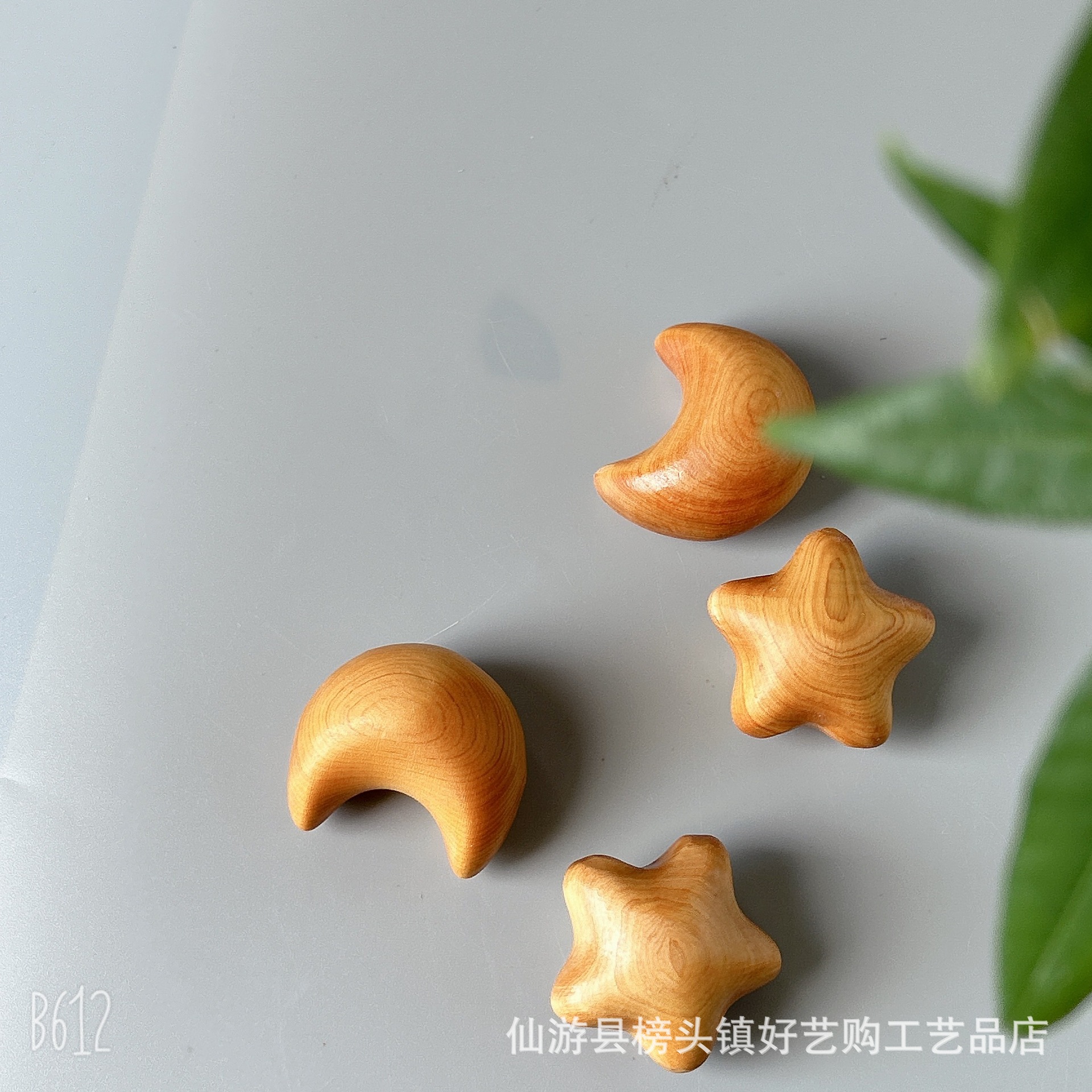 Hand-carved small wooden star, moon, and star decoration, light crystal, wood carving star, cultural and creative handmade car ornament