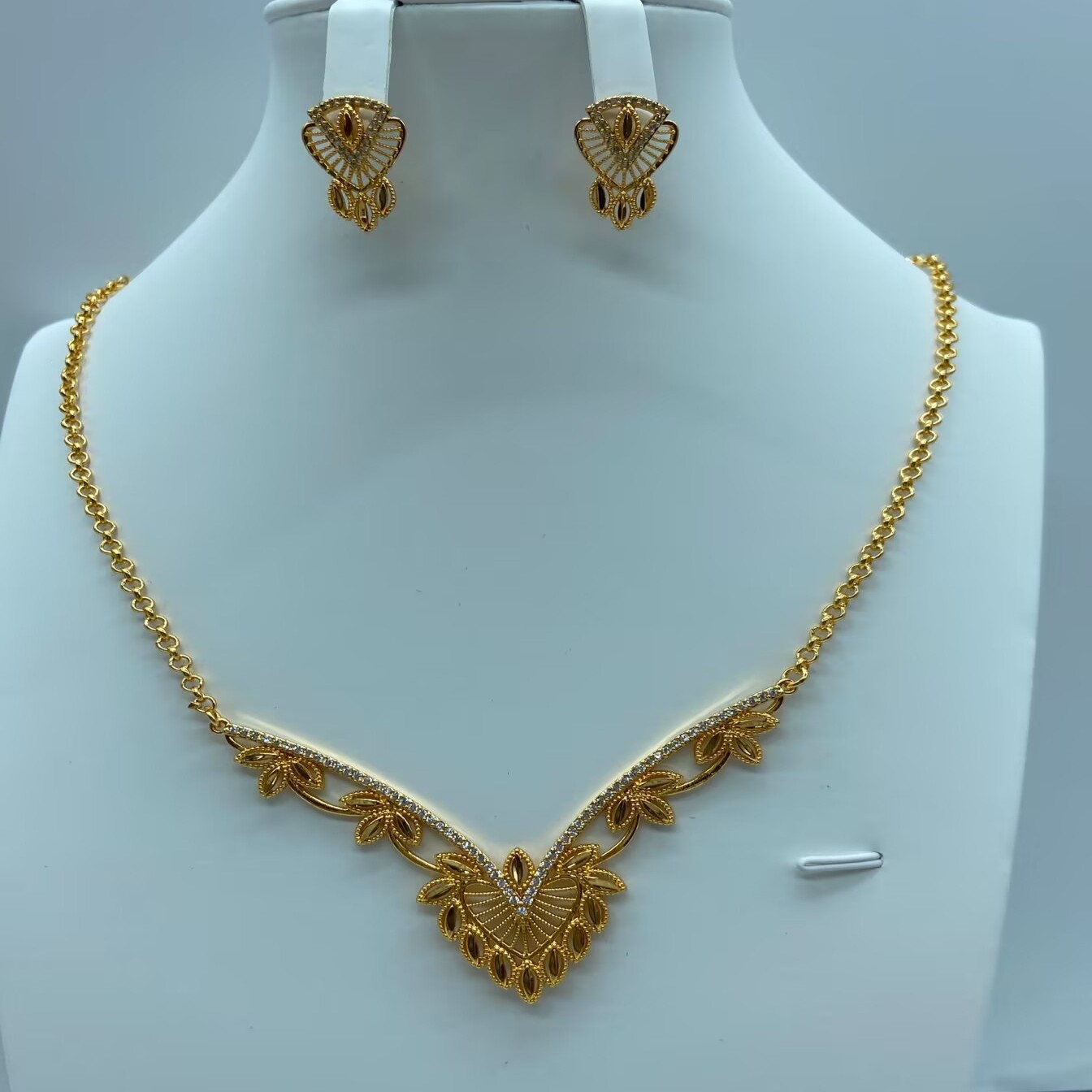 Transfronterizos de moda retro de Oriente Medio conjunto de joyería collar pendientes de boda banquete de bronce de lujo joyería dorada mujer
