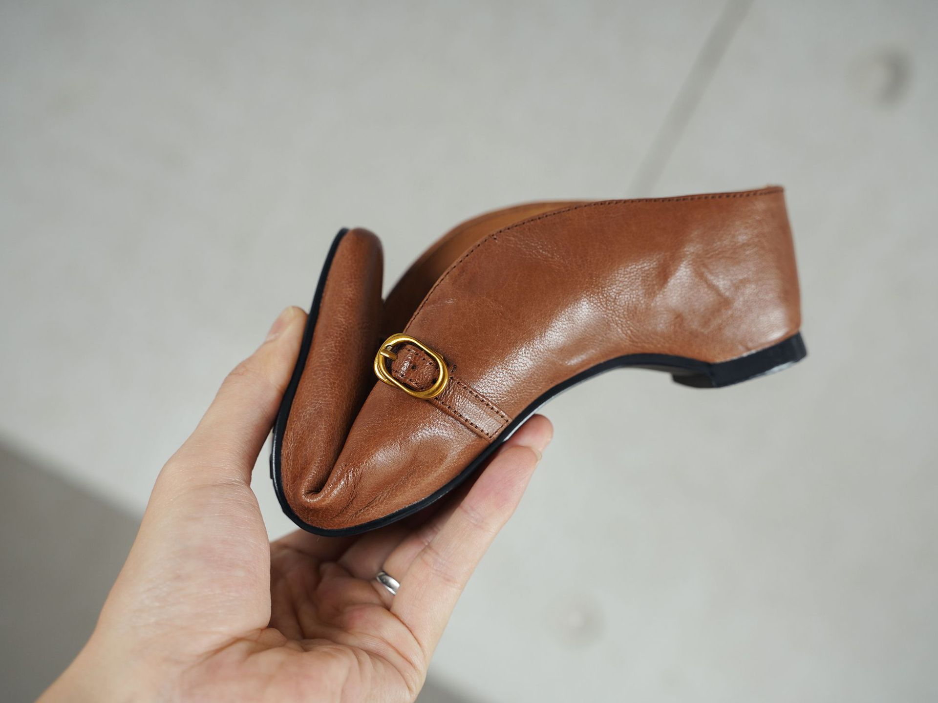 Dép mule nữ da cừu mũi nhọn quai chữ T gót thấp — đen chi tiết 22