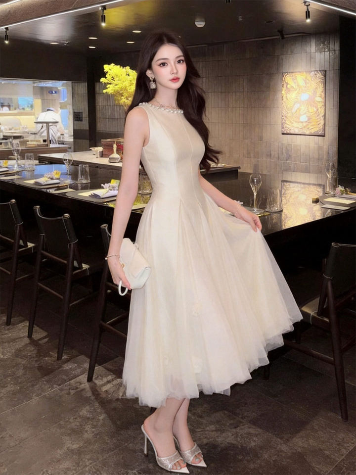 Đầm đen cổ tròn không tay eo thắt xòe lưới midi dự tiệc Pháp — đen