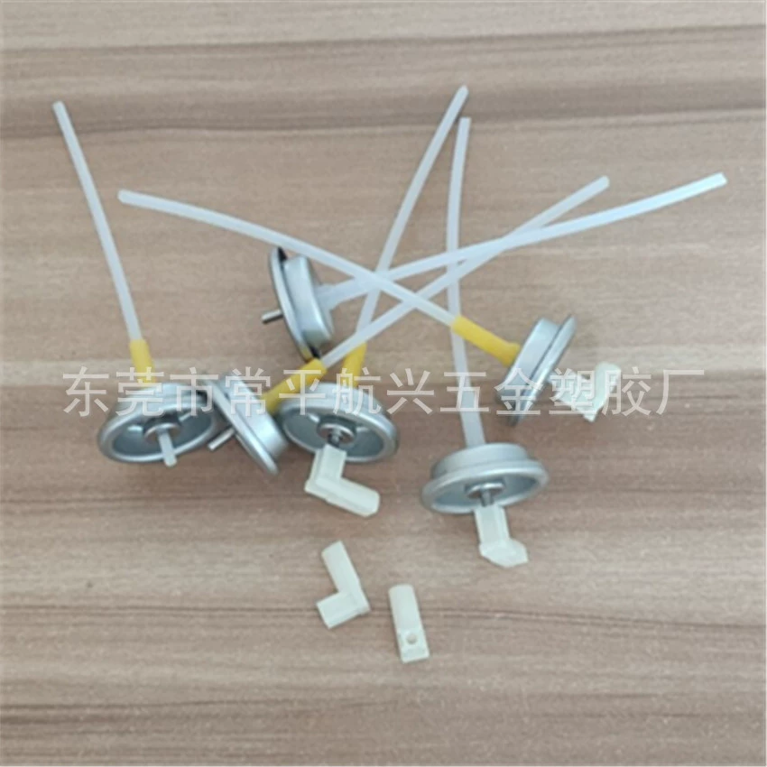 Производитель поставляет бак для духов, количественное сопло, L-образная насадка, аэрозольный количественный клапан, насадка для ароматизатора, насадка для клапана