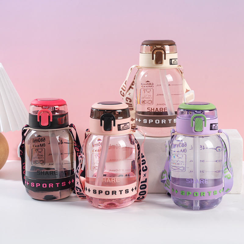 2025 nueva taza de plástico creativa portátil taza de paja taza de agua deportiva taza de letras patrón taza espacial al por mayor