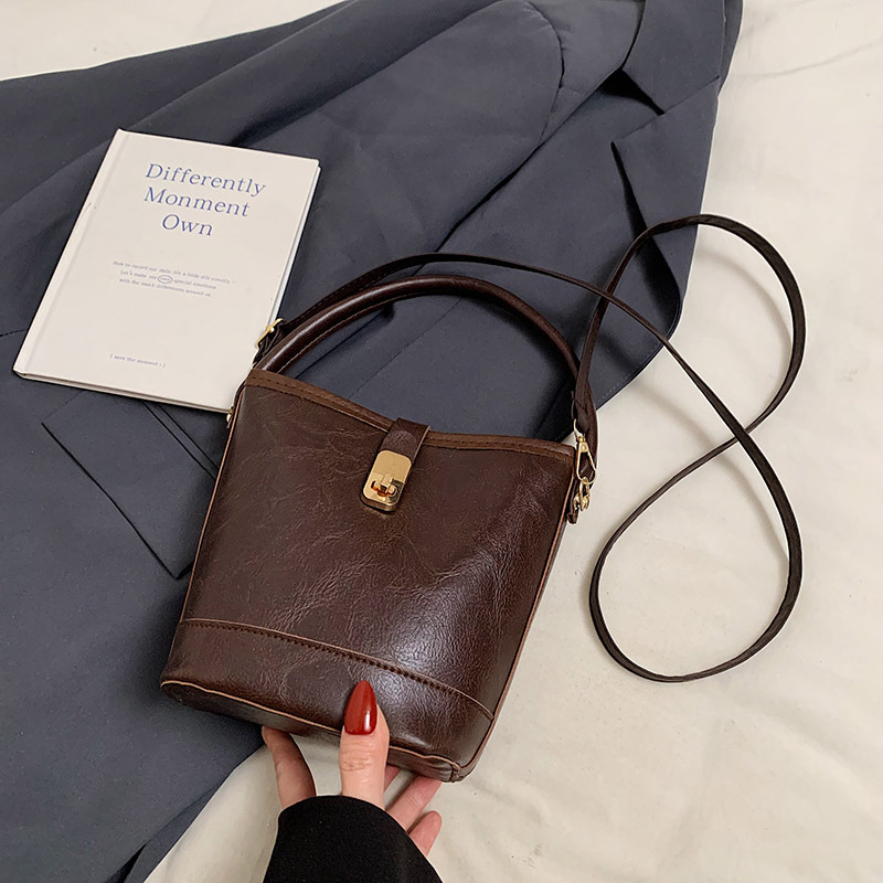 Niche Zhong retro coreano versátil bolso de cubo portátil de moda de mujer otoño y invierno viajero PU alta textura mochila