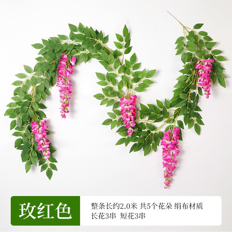 El material de la tela de seda es rojo rojizo.