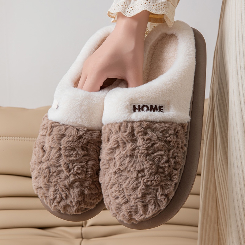 Zapatillas de algodón para hombres y mujeres en otoño y invierno se pueden usar en el exterior para el hogar interior antideslizante con una base gruesa y cálida.