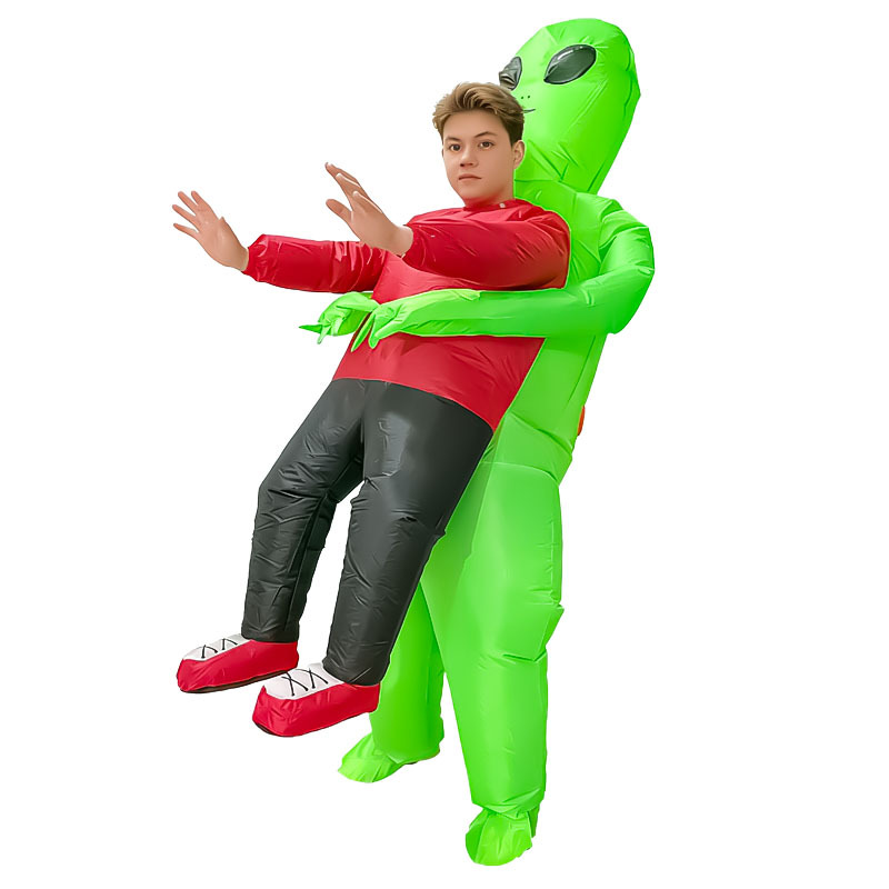 빨간 옷을 입은 외계인이 사람을 안고 있다