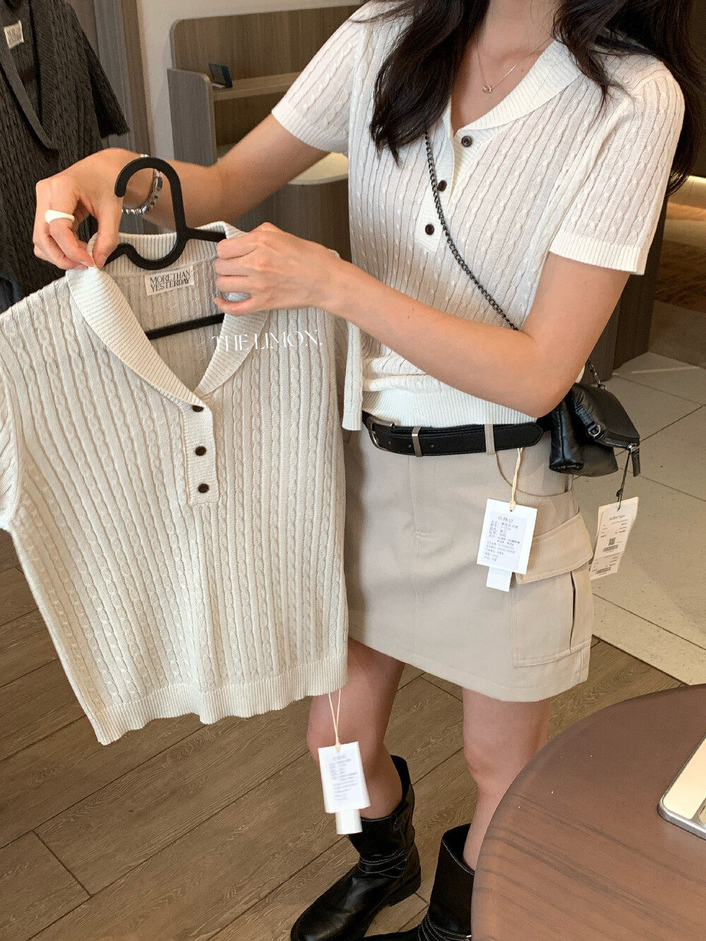 Áo polo nữ cổ bẻ tay ngắn phong cách cổ điển, chất liệu cotton pha sợi, form suông thoải mái — Xám Apricot, trắng ngà, xanh nhạt, Xám hoa sâu chi tiết 10