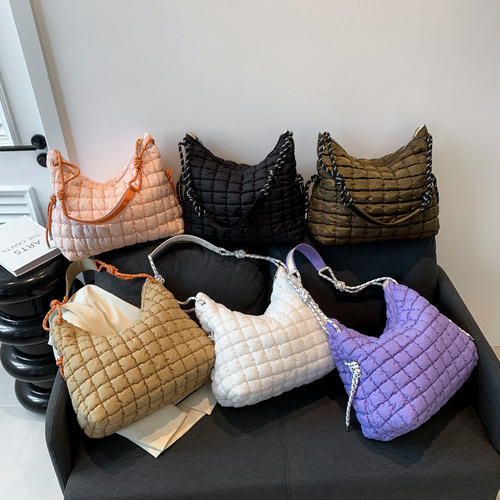 Diamond-pattern embroidery cloud-shaped down cotton-padded jacket bag, niche pleated single-shoulder bag, Korean-style crossbody bag, large-capacity tote bag.