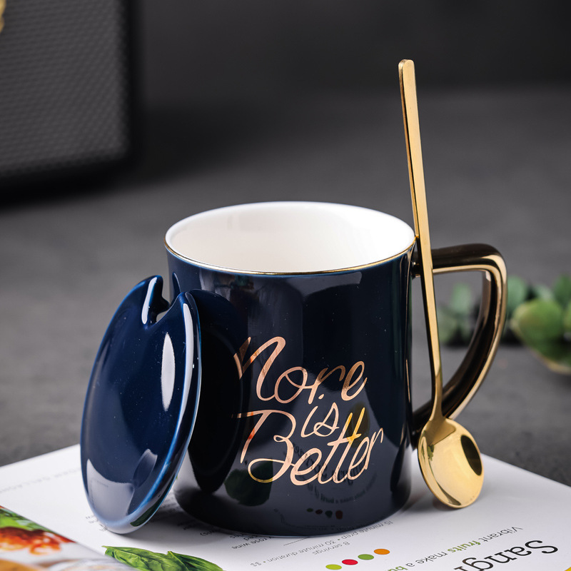 Taza de oro, taza de cerámica, taza de agua, taza de café, cuchara dorada, logotipo grabado de publicidad