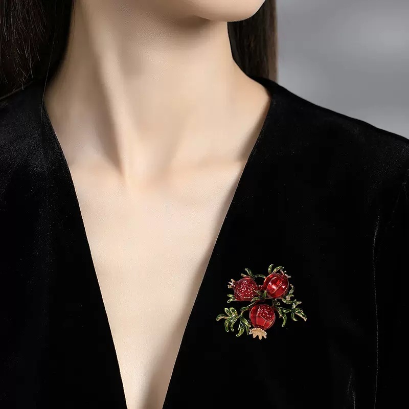 欧米のレトロなブローチの高級女性の精巧で豪華な果物の赤いザクロの森は胸の花の小さい大衆の設計感のピンを結びます。|undefined