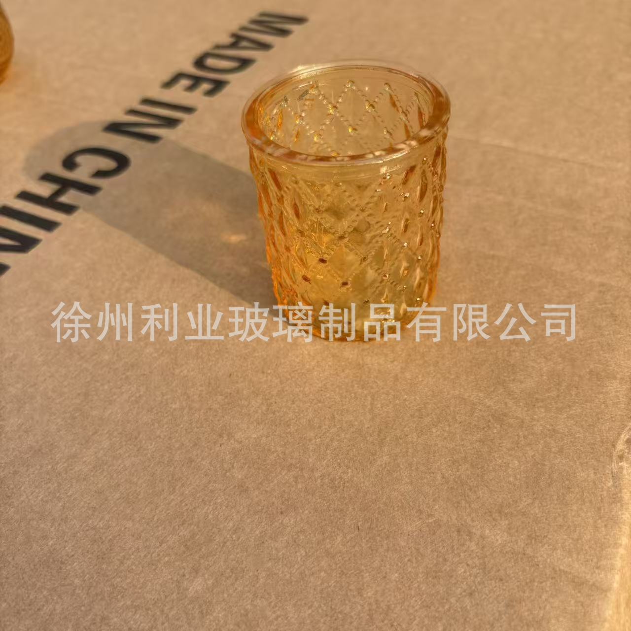 Amazon transfronterizo se especializa en candelabros de vidrio en relieve, juegos de candelabros de incienso de colores, tazas de velas a rayas, candelabros a rayas, estampados en Ling
