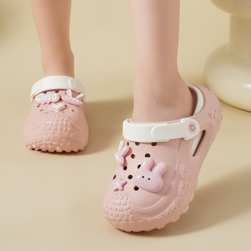 2025 nuevos zapatos con agujeros para mujer, ropa exterior de verano, sandalias y zapatillas de Baotou de suela blanda, sandalias antideslizantes de alta desodorización de suela gruesa