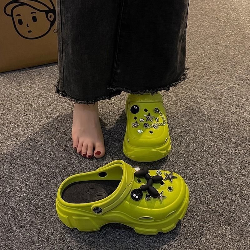 Summer trendy thick-soled non-slip high-heeled clogs for petite women, cute chain beach sandals with a closed-toe design for outdoor wear