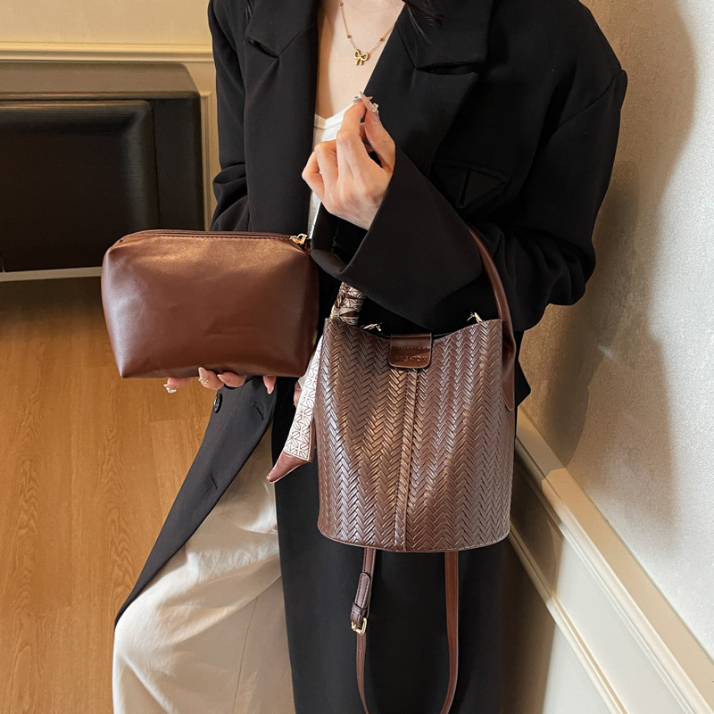 Bolso de mano transfronterizo retro simple bolso de cubo de agua mujer otoño / invierno 2025 nuevo estilo versátil bolso de hombro bolso de transporte