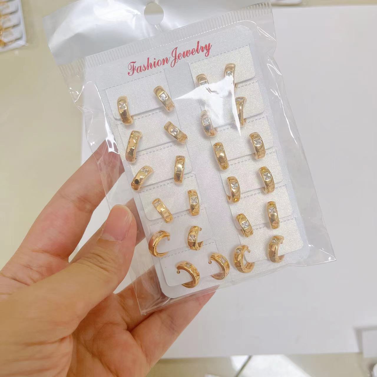 Pendientes de aro chapados en oro, estilo lujo ligero, con piedras brillantes, elegantes y versátiles