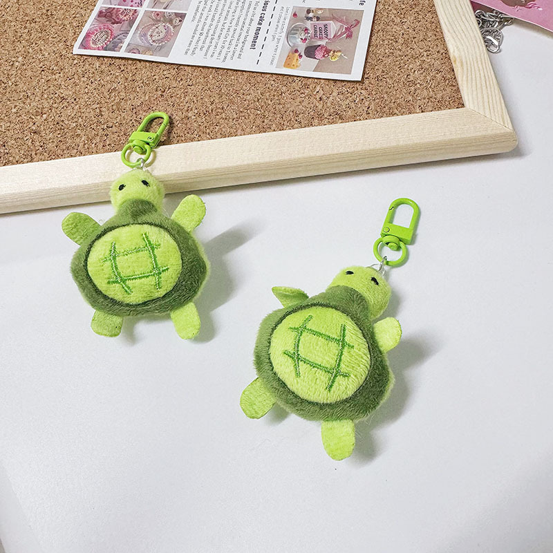 Llavero de peluche con forma de pequeña tortuga, adorable y creativo, ideal como regalo personalizado o colgante para mochila infantil.