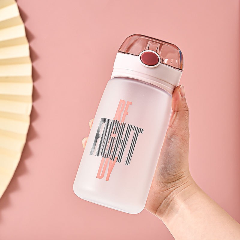 Taza de plástico de verano esmerilado de alto valor visual regalo de estudiantes taza de agua coreana de viaje sellado hervidor deportivo a prueba de fugas