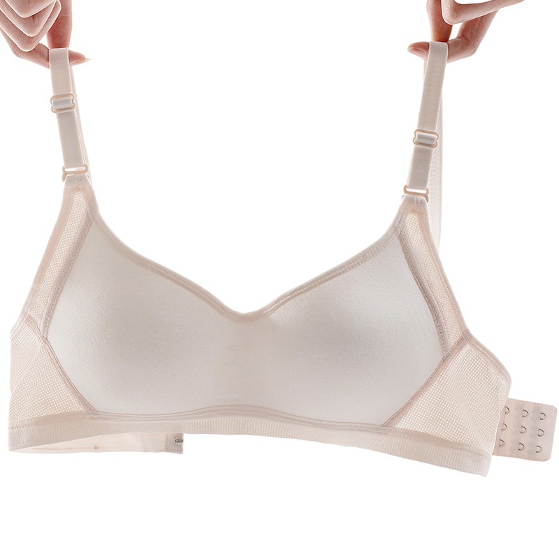 垂れ下がり防止の下着を横に収めています。