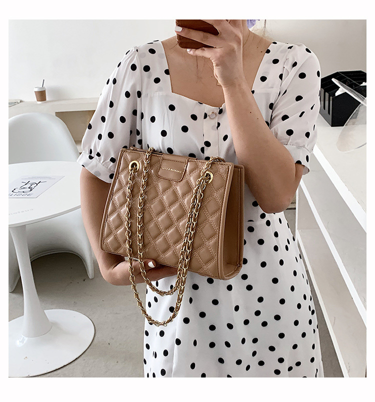 Fashion Solid Color Rhombus Pattern Splicing Chain Underarm Bag display picture 9