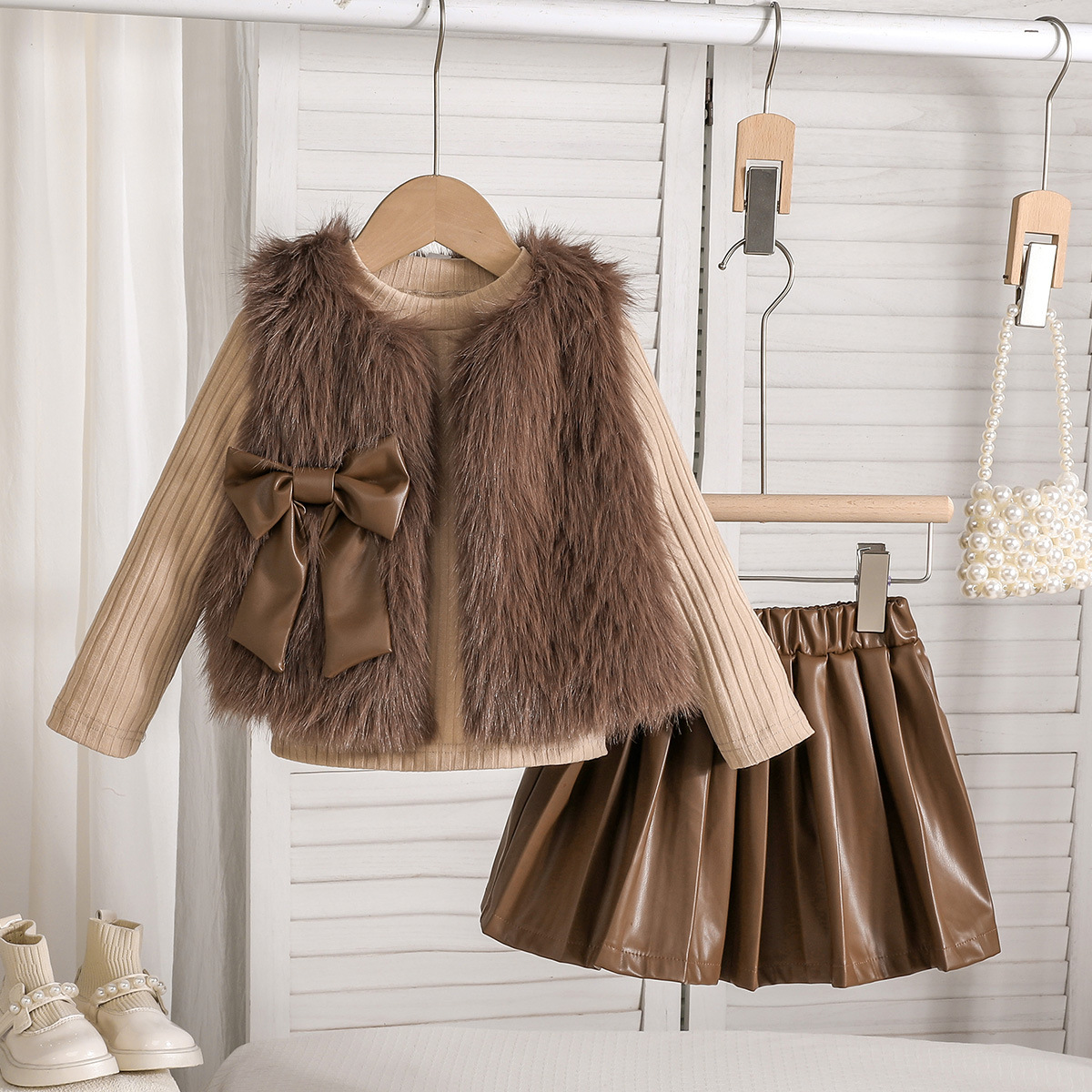 ファッショナブルな豪華な小さなベストと長袖ラウンドネックトップ + PU レザープリーツスカート女の子のための 3 点セットソースファクトリー