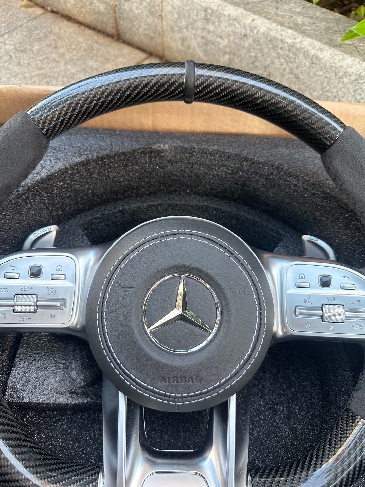 Suitable for Mercedes-Benz steering wheels of A-Class, C-Class, E-Class, and ML models; used for upgrading and modifying older models to newer ones; AMG carbon fiber steering wheel assembly