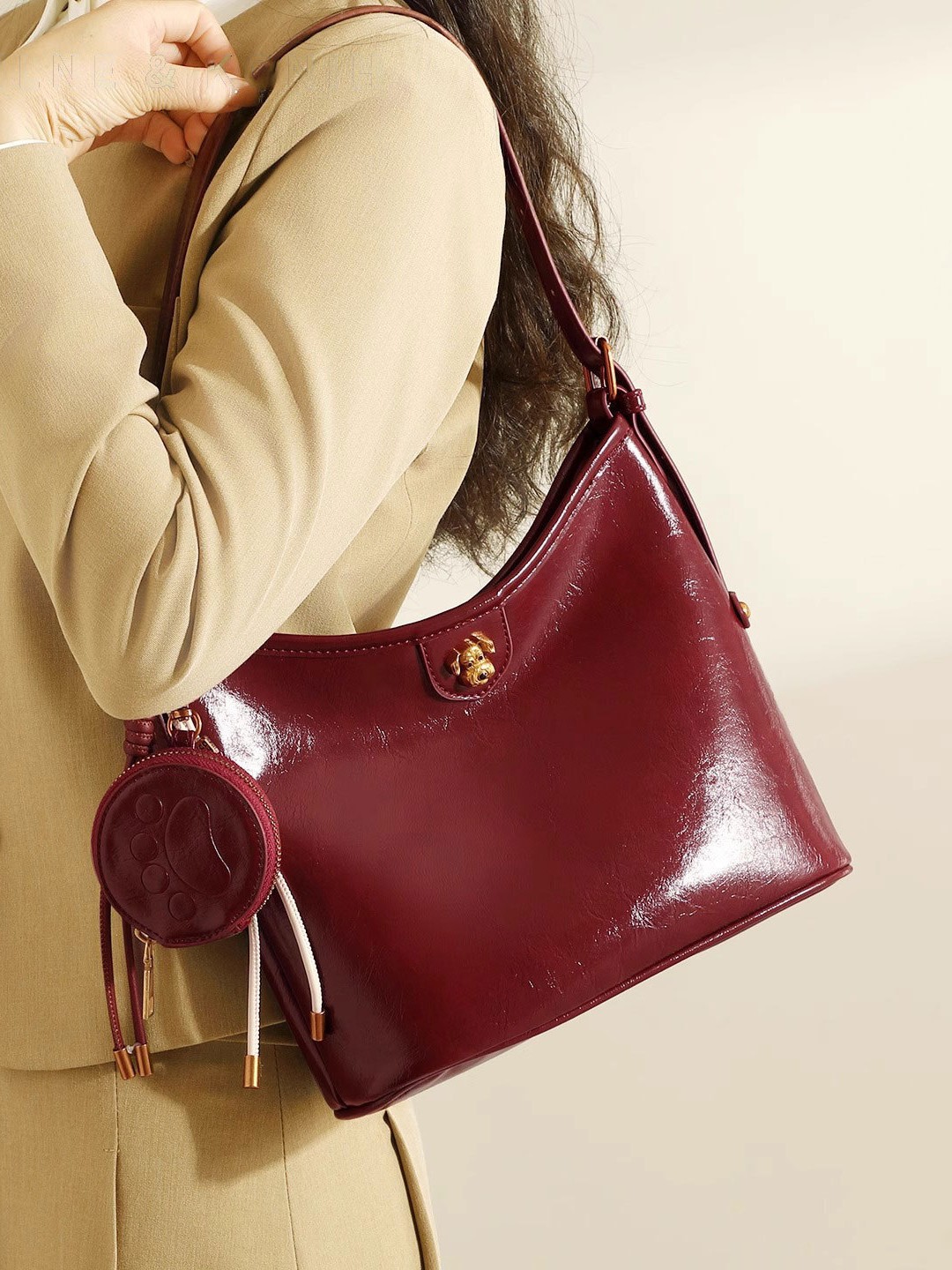 2025 Corea del Sur estilo ins súper caliente diseño de nicho textura de cuero suave moda simple casual bolso de mensajero de la axila portátil