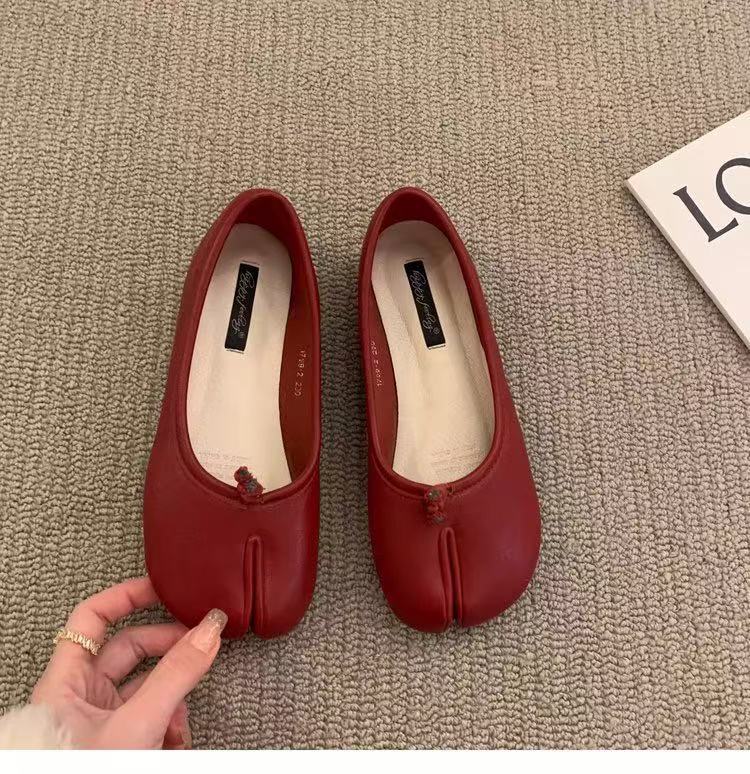 Zapatos de pie de cerdo con base plana, zapatos de mujer, primavera y otoño de 2025, zapatos de ferradura de dedo, zapatos de barco de ferradura de cerdo, zapatos rojos