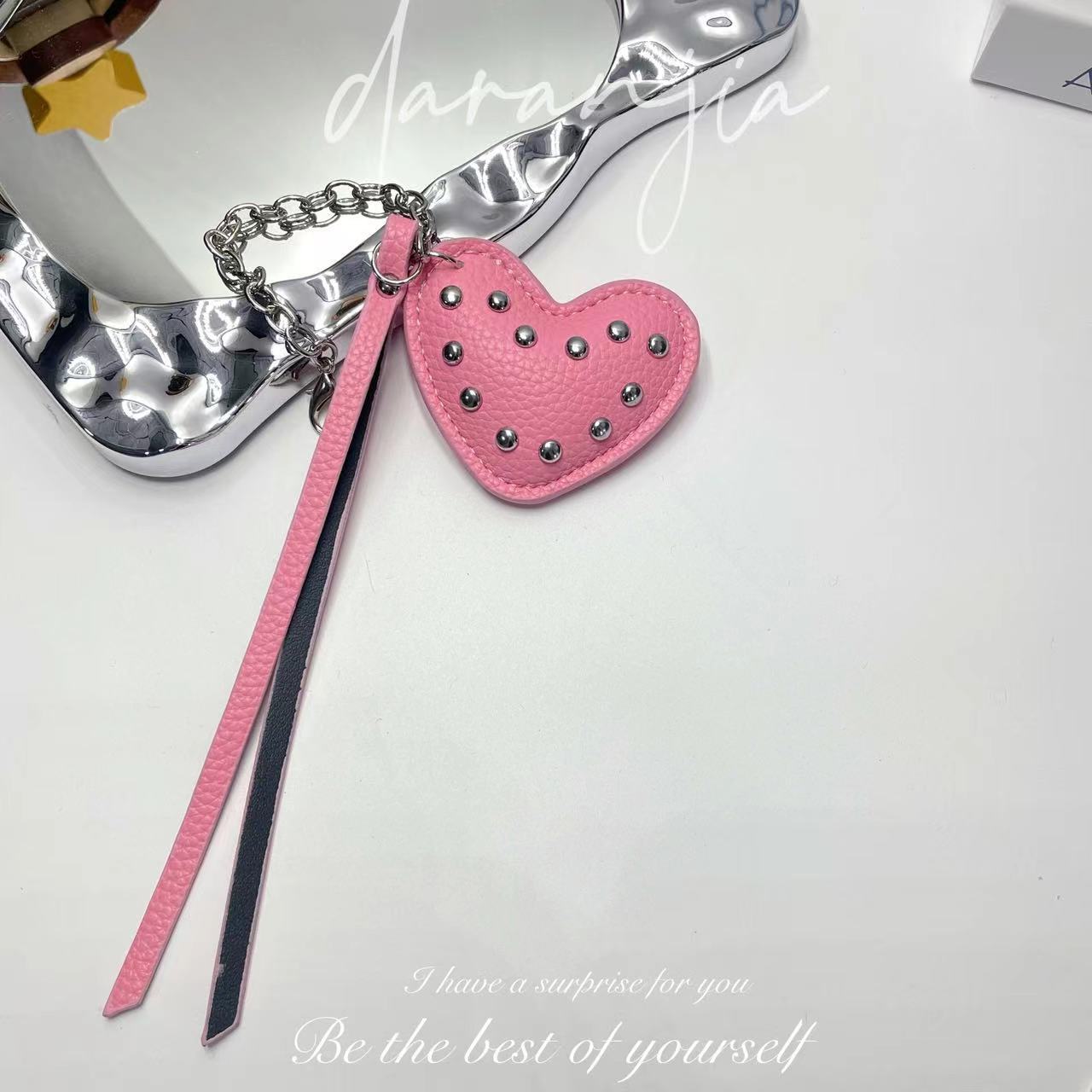 新型の大衆puは綿の愛のリベットの革を満たして愛のチェーンの包みを掛けて車のキーを掛けます。