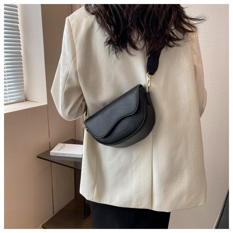 Damen 2024 Neue Mode Vielseitige Kleine Quadratische Hochwertige Internet Celebrity Live Broadcast Unterarm Satteltasche_voghion.com