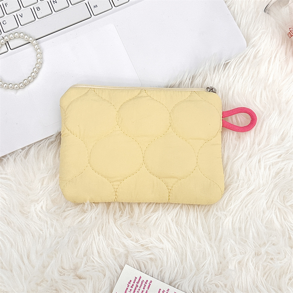 The small gourd-shaped coin purse is pale yellow.