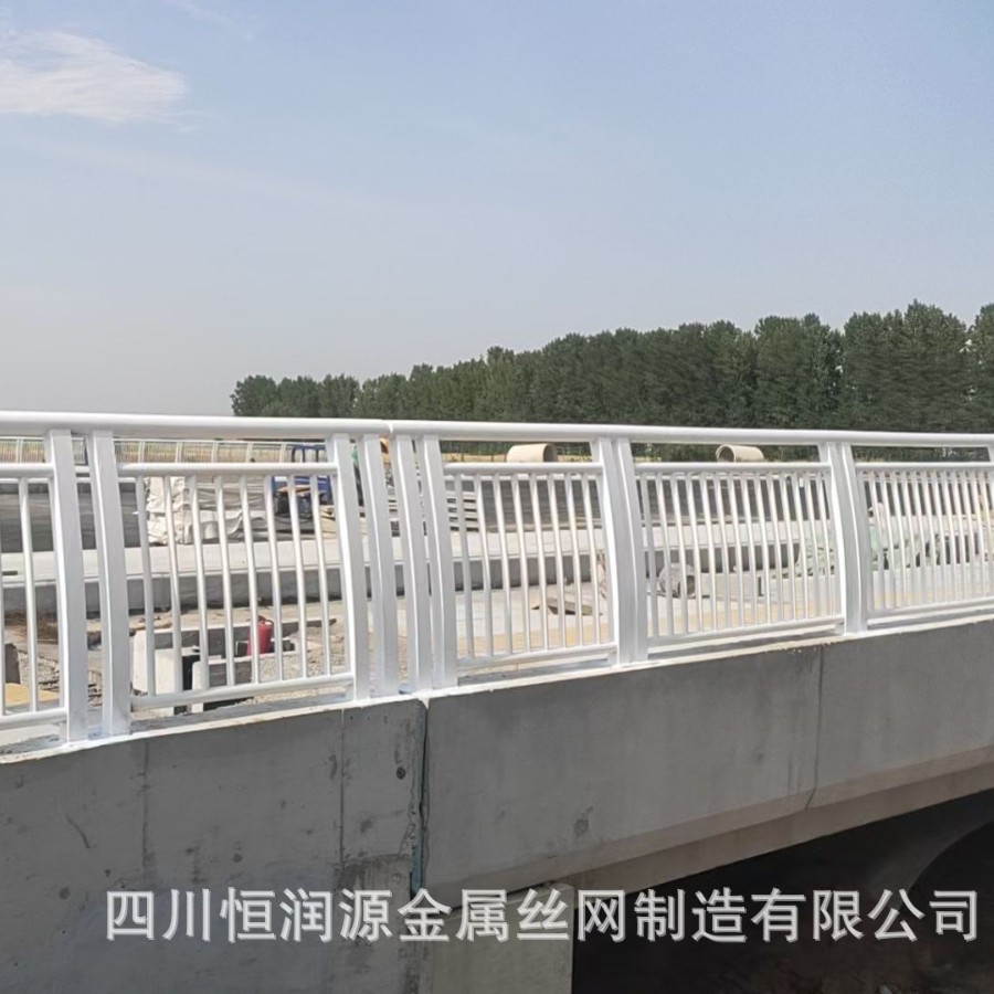 西藏市政护栏  道路栏杆 人行道护栏 机非隔离护栏 镀锌管栏杆