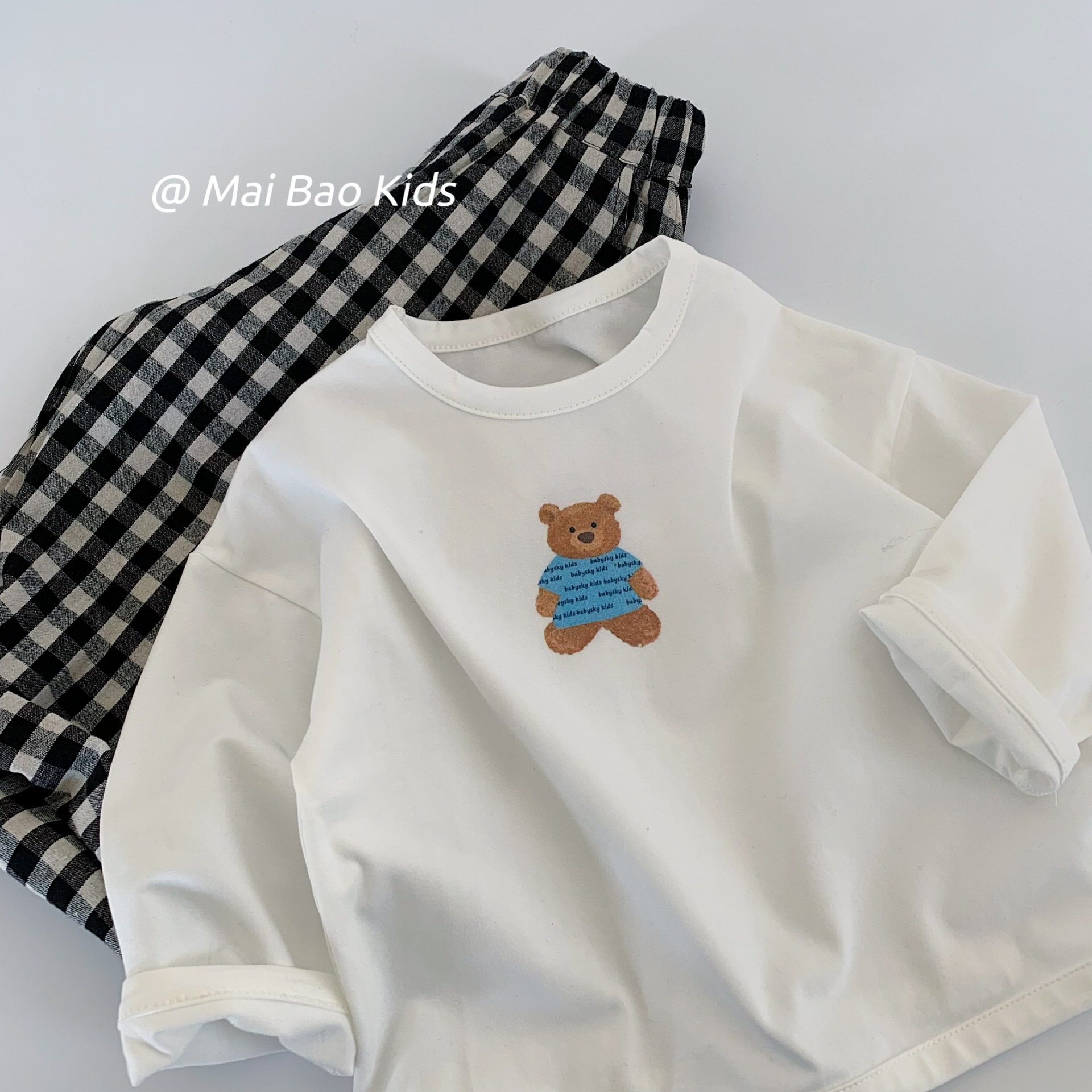 Camiseta infantil de Mai Bao 2025 otoño simple lindos osos de cuello redondo fondo suéter de manga larga t