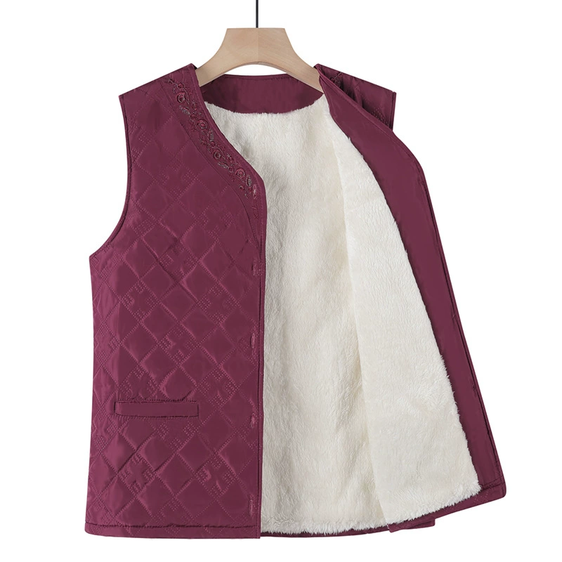 Бабушка одеваются осенью и зимой плюшевые толстые жилеты