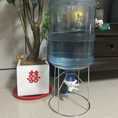 バケツ入れの水の口の支えは純水のバケツの棚の大きいバケツの水の支えを逆さまにして水のミネラルウォーターを飲みます。