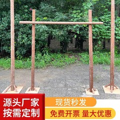 木の杭のアーチの森は結婚の道具を結びます。