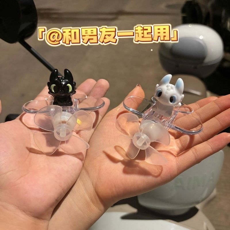 车载摆件风力旋转无牙仔发光发电飞机电动车光彩灯自行车头盔装饰|undefined
