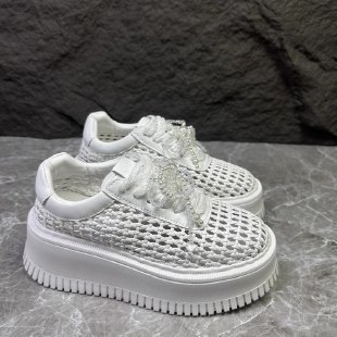 2025 nuevo estilo zapatos casuales de altura de suela gruesa zapatos huecos tejidos de cuero zapatos de mujer pequeños zapatos blancos zapatos deportivos