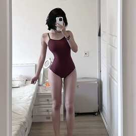 泳衣女士新款宽肩带保守遮肚显瘦学生紧身速干温泉度假连体泳装