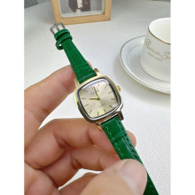 ѧ��ʯӢʱ�о����ֱ�����ŮʿƤ���ֱ�С������С�ڸ߼���Ů��