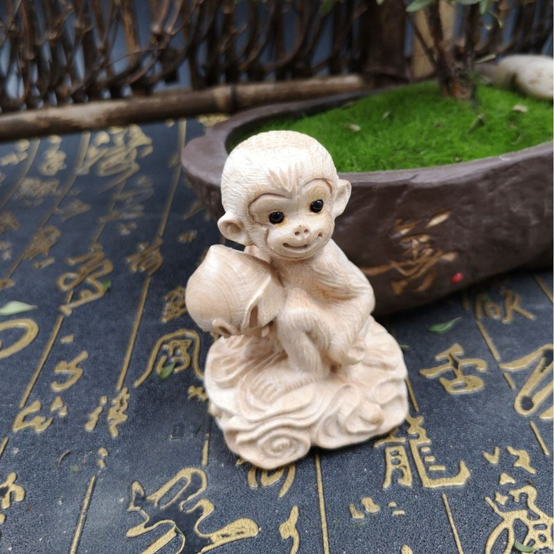 桃木彫刻十二生肖の手の工芸品は桃木の手の木の観光地区の観光工芸品を並べます。|undefined