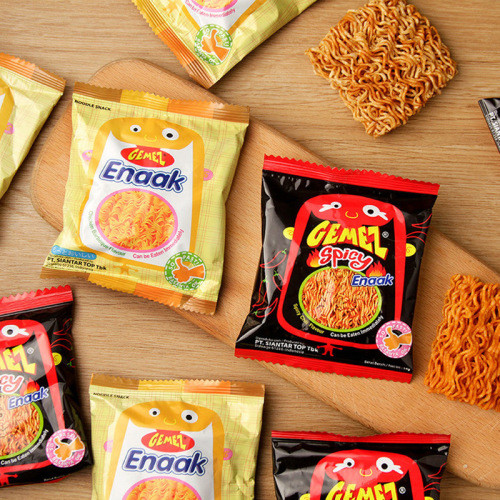 Indonesian Imported GEMEZ Chicken Crispy Noodles Hot BBQ Flavor 14g Chicken Noodles Snack Wholesale