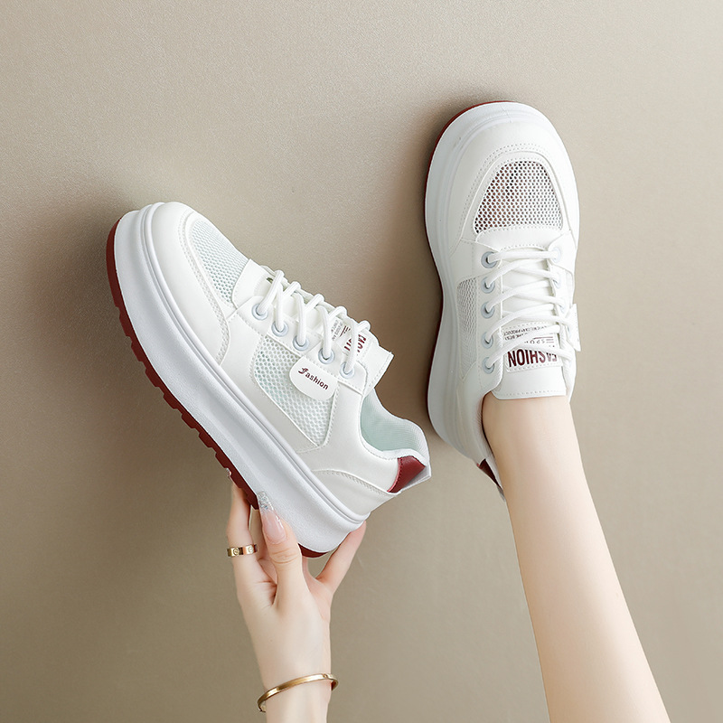 2026 nuevos zapatos de verano transpirables de malla coreana de zapatos blancos de suela gruesa zapatos de skate casuales de malla para mujeres