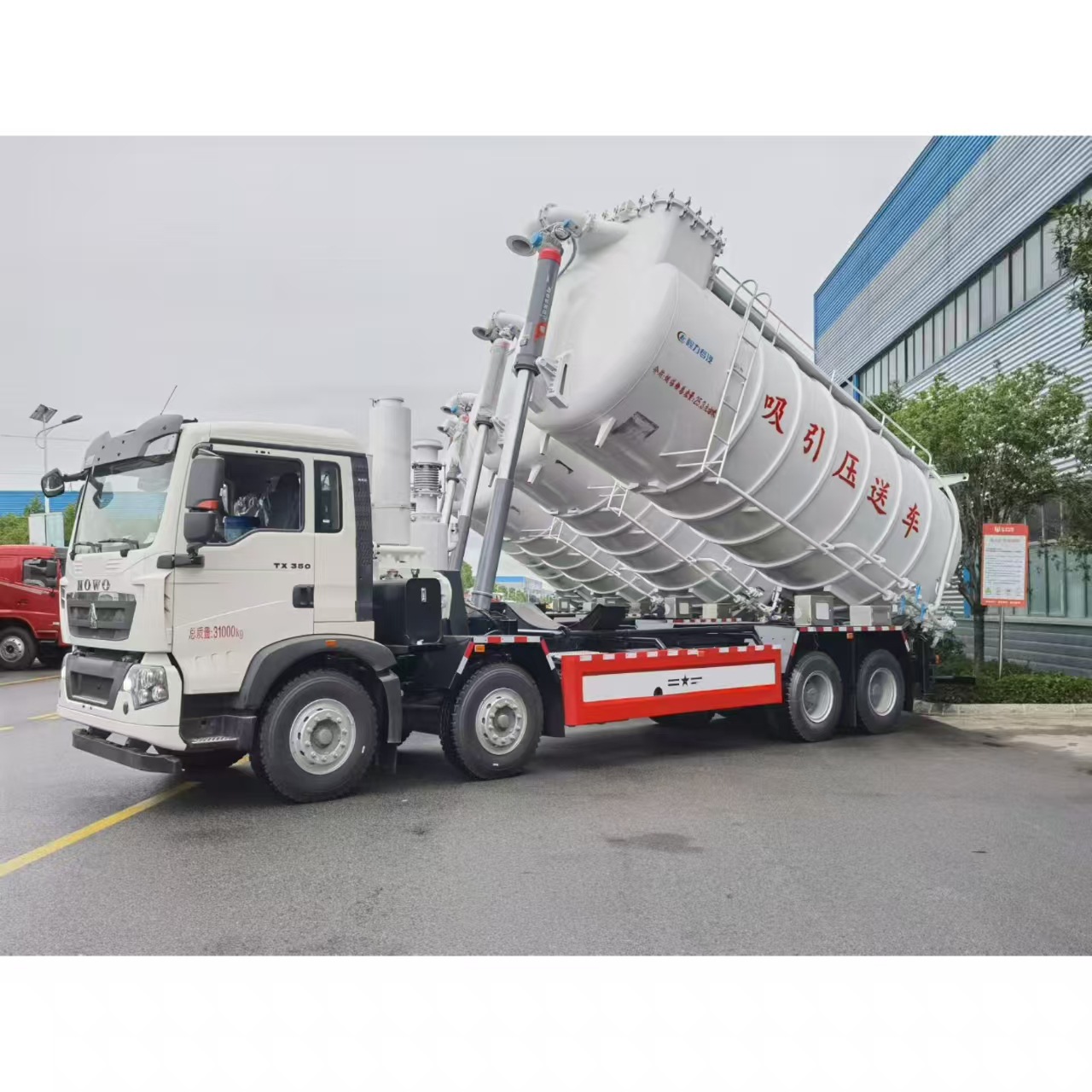 出口重汽汕德卡前四后八吸灰车 吸沙车 耐高温环保高效吸排车厂家