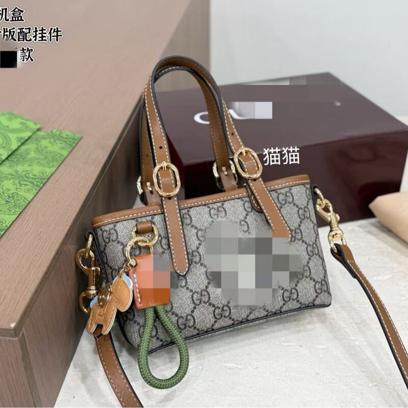 Gucci's New Tote Bag Features a Simple, Elegant, and Practical Design That Is Both Stylish and Graceful