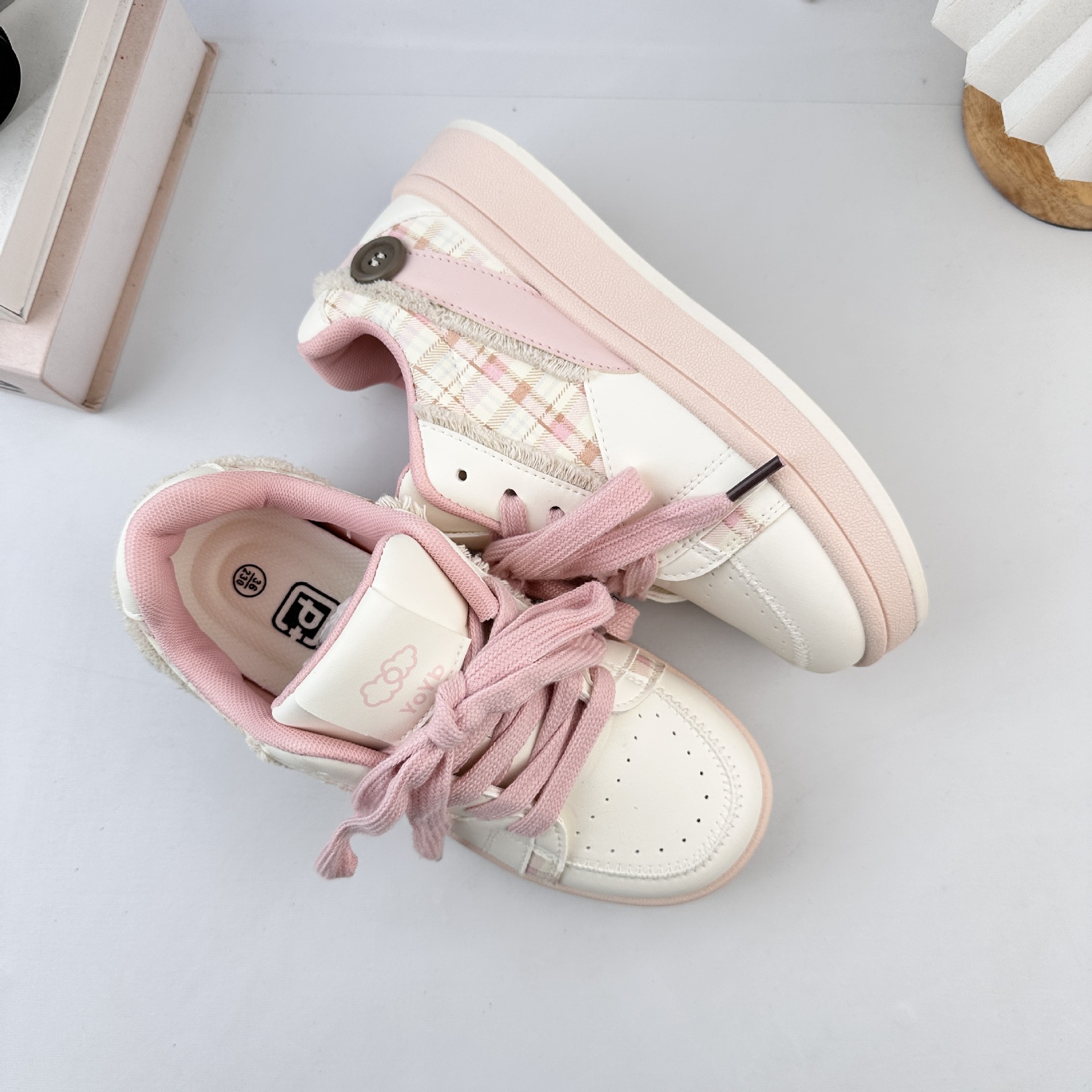 Yuanbo 2025 otoño nuevos zapatos blancos de estudiantes de estilo femenino versátil coreano zapatos de suela gruesa de nicho de moda zapatos de mujer